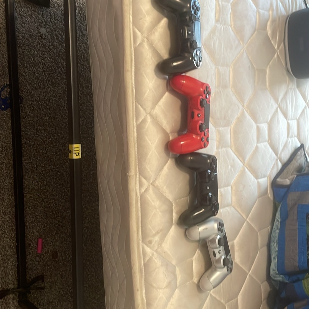 I’m selling a ps4 bundle - Picture 7 of 11